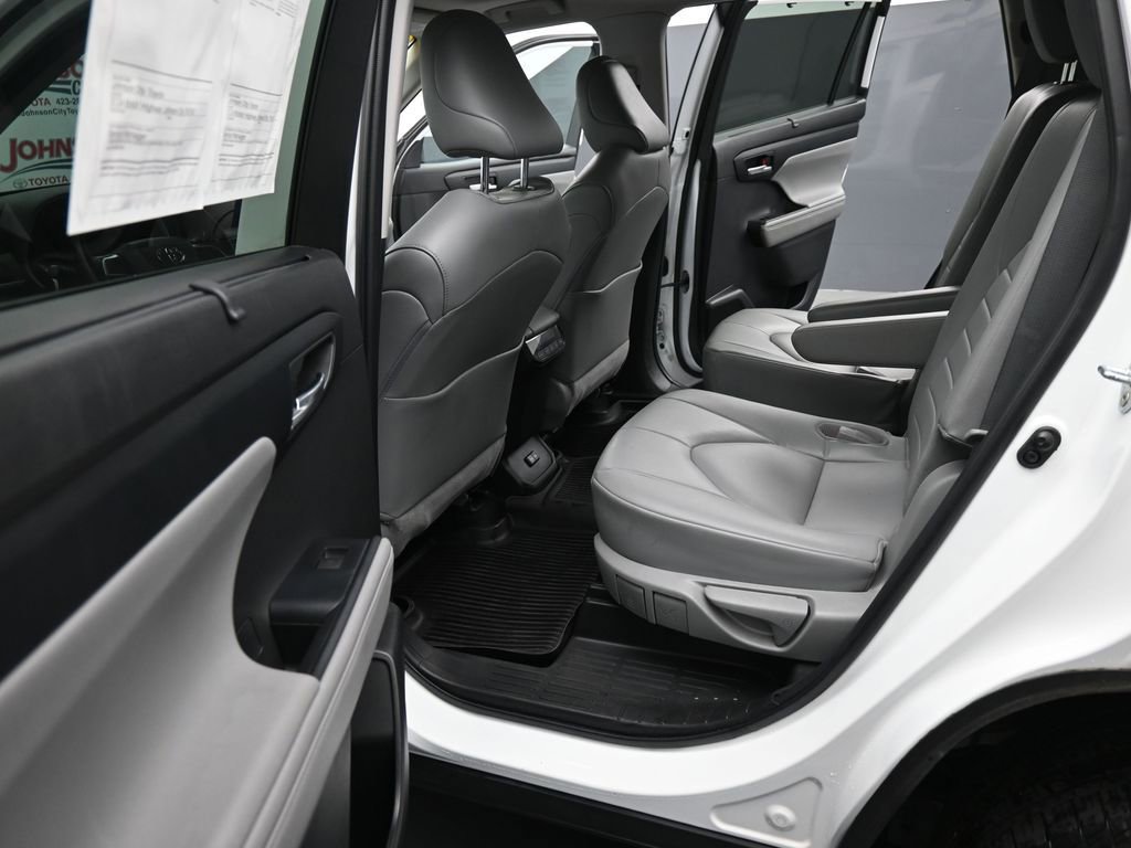 Used 2022 Toyota Highlander XLE AWD/4WD image 16