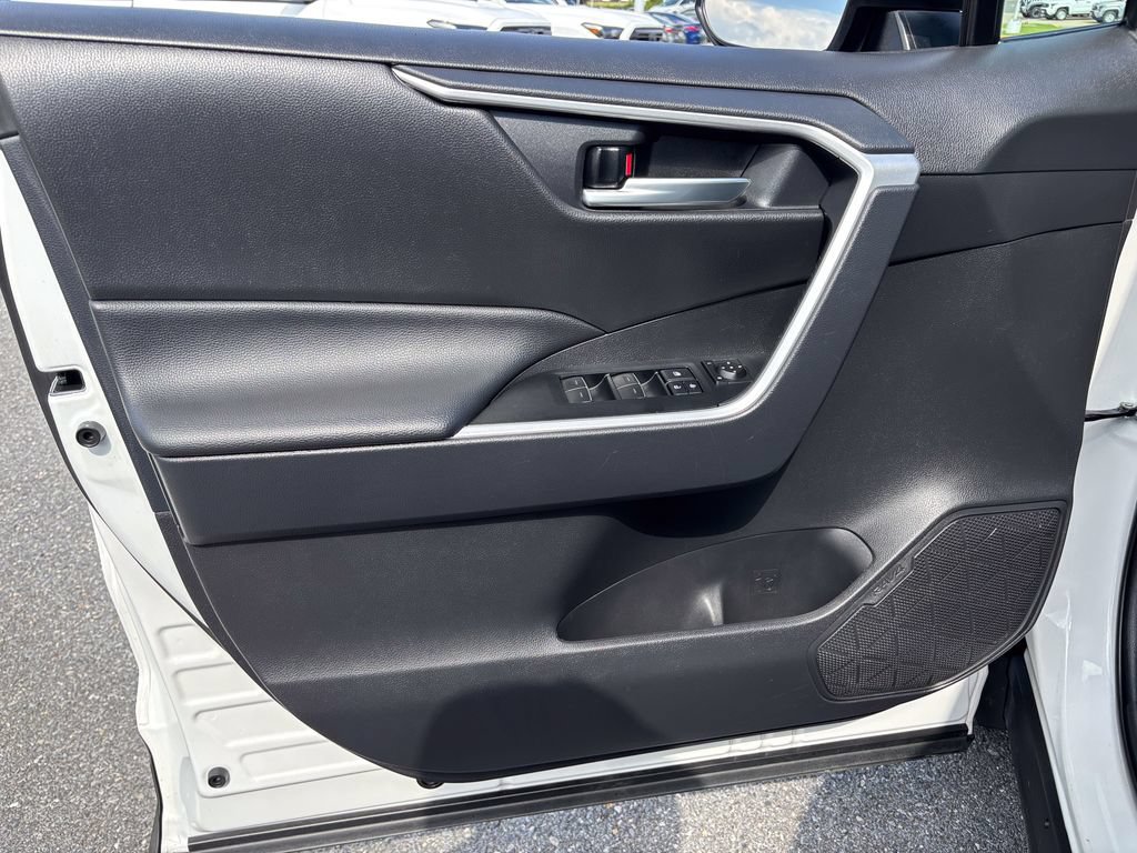 Used 2025 Toyota RAV4 XLE AWD/4WD image 15