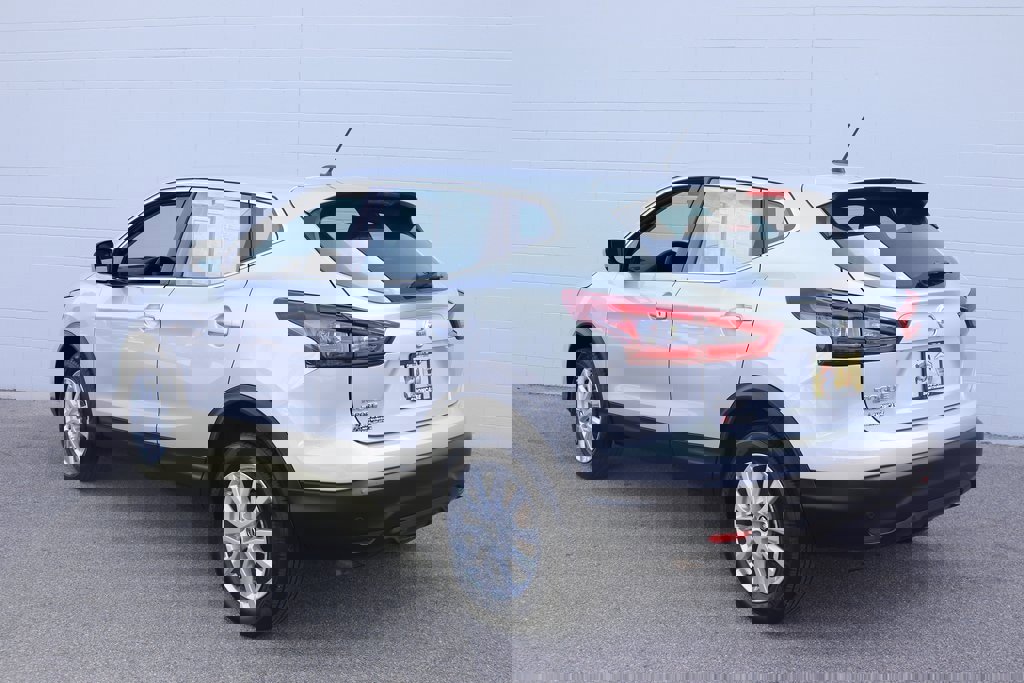 Used 2021 Nissan Rogue Sport S image 2