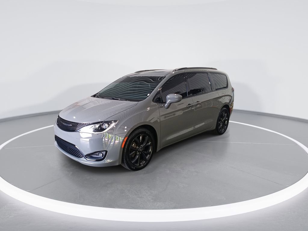 Used 2020 Chrysler Pacifica Touring-L Plus w/ S Appearance Package FWD image 4