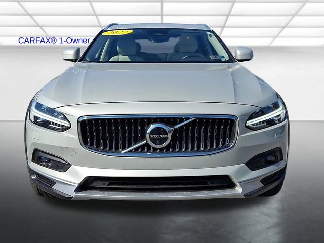 Used 2022 Volvo V90 B6 Cross Country w/ Advanced Package image 2