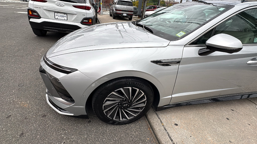 Used 2025 Hyundai Sonata Limited FWD image 9