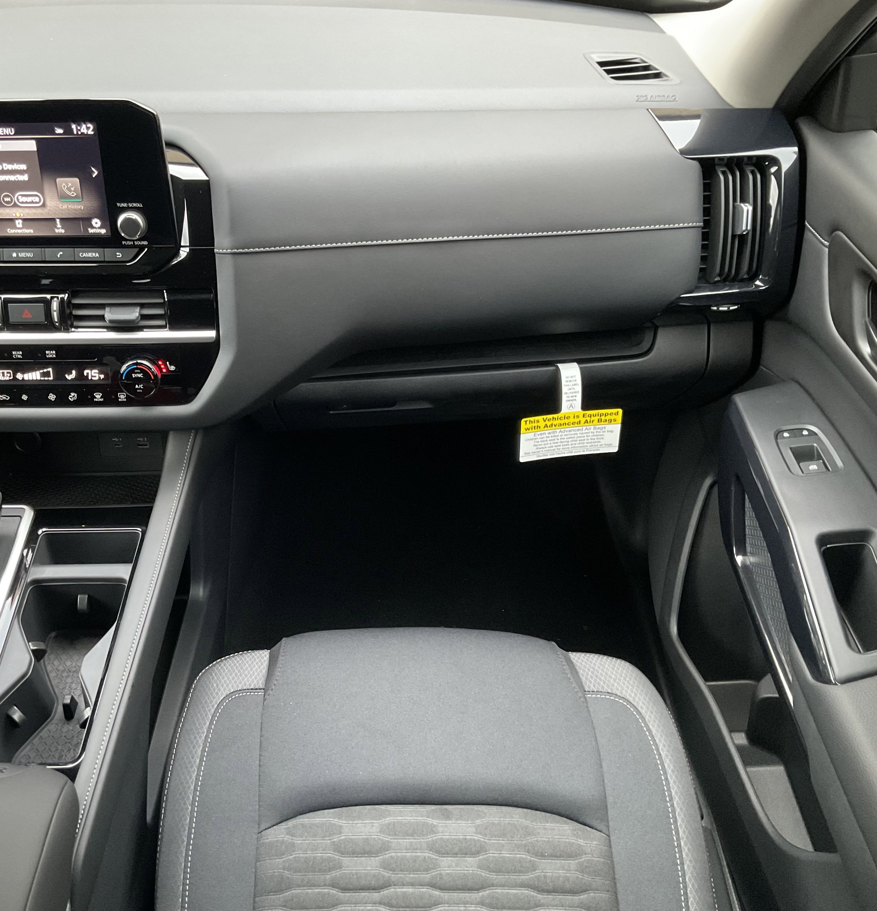 Used 2025 Nissan Pathfinder SV w/ Black Appearance Package image 24