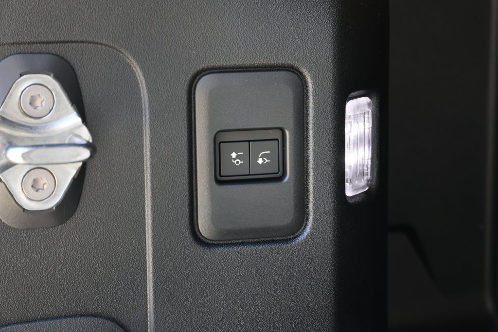 New 2026 Land Rover Defender 110 X-Dynamic SE AWD/4WD image 9