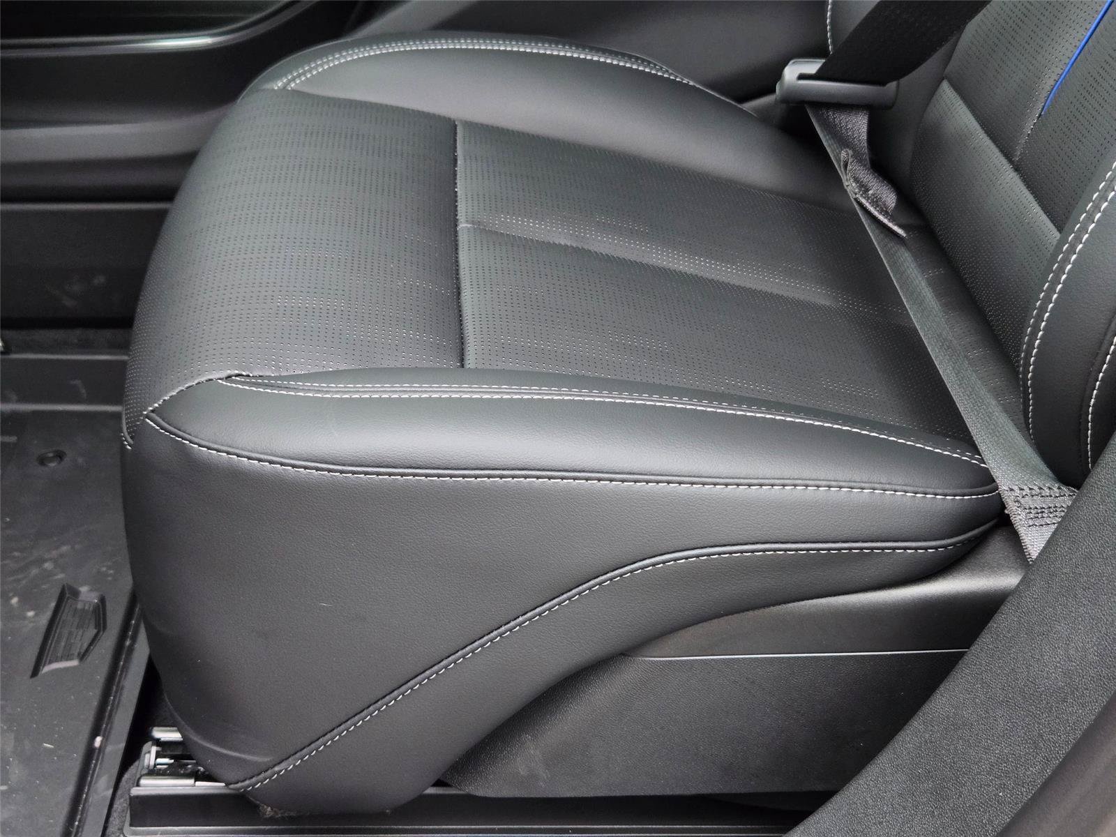 New 2026 Cadillac Lyriq Luxury w/ LPO, Floor Liner Package AWD/4WD image 27