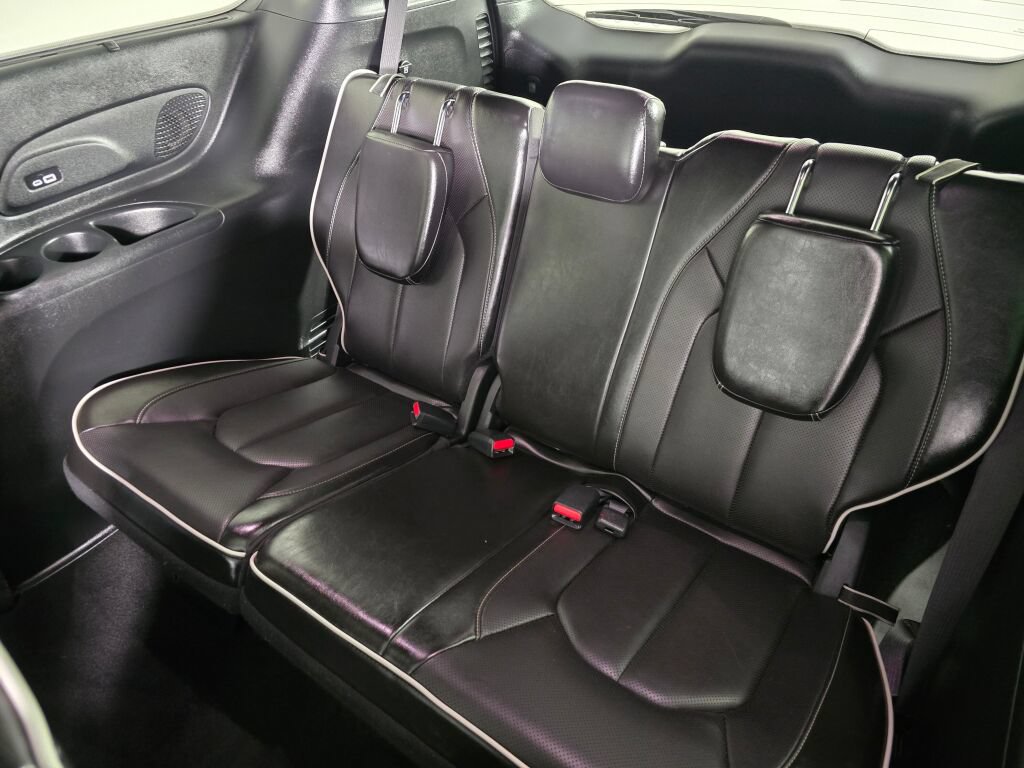 Used 2023 Chrysler Pacifica Limited w/ Uconnect Theater Family Group FWD image 35