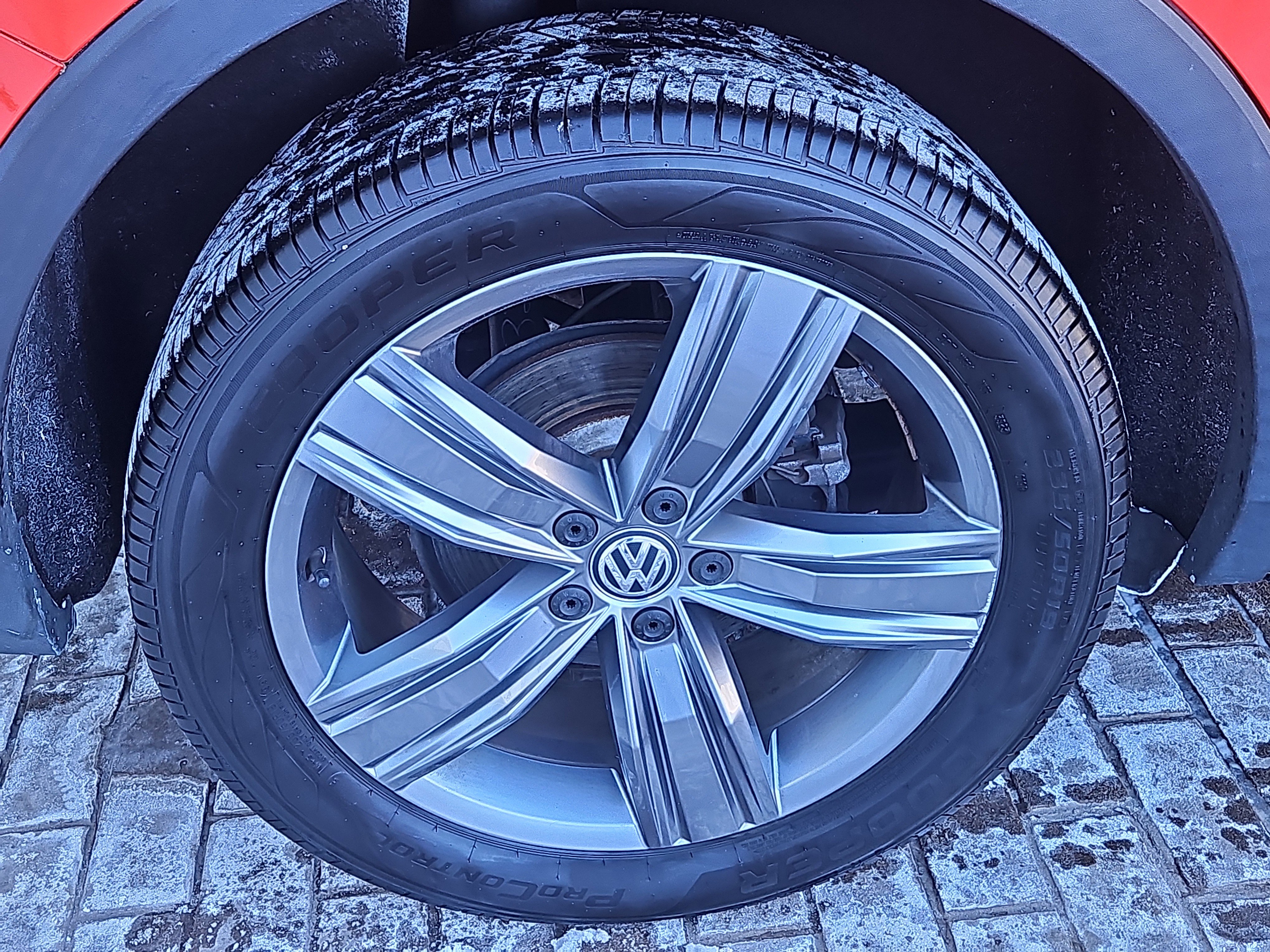 Used 2019 Volkswagen Tiguan SEL Premium image 32