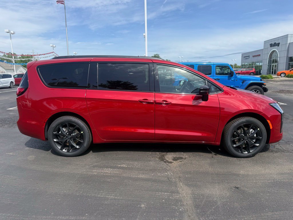 New 2027 Chrysler Pacifica Limited w/ Family Tech Group AWD/4WD image 8