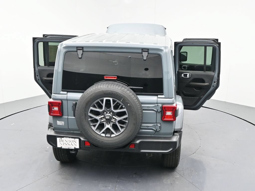 Used 2024 Jeep Wrangler Unlimited Sahara w/ Technology Group AWD/4WD image 23