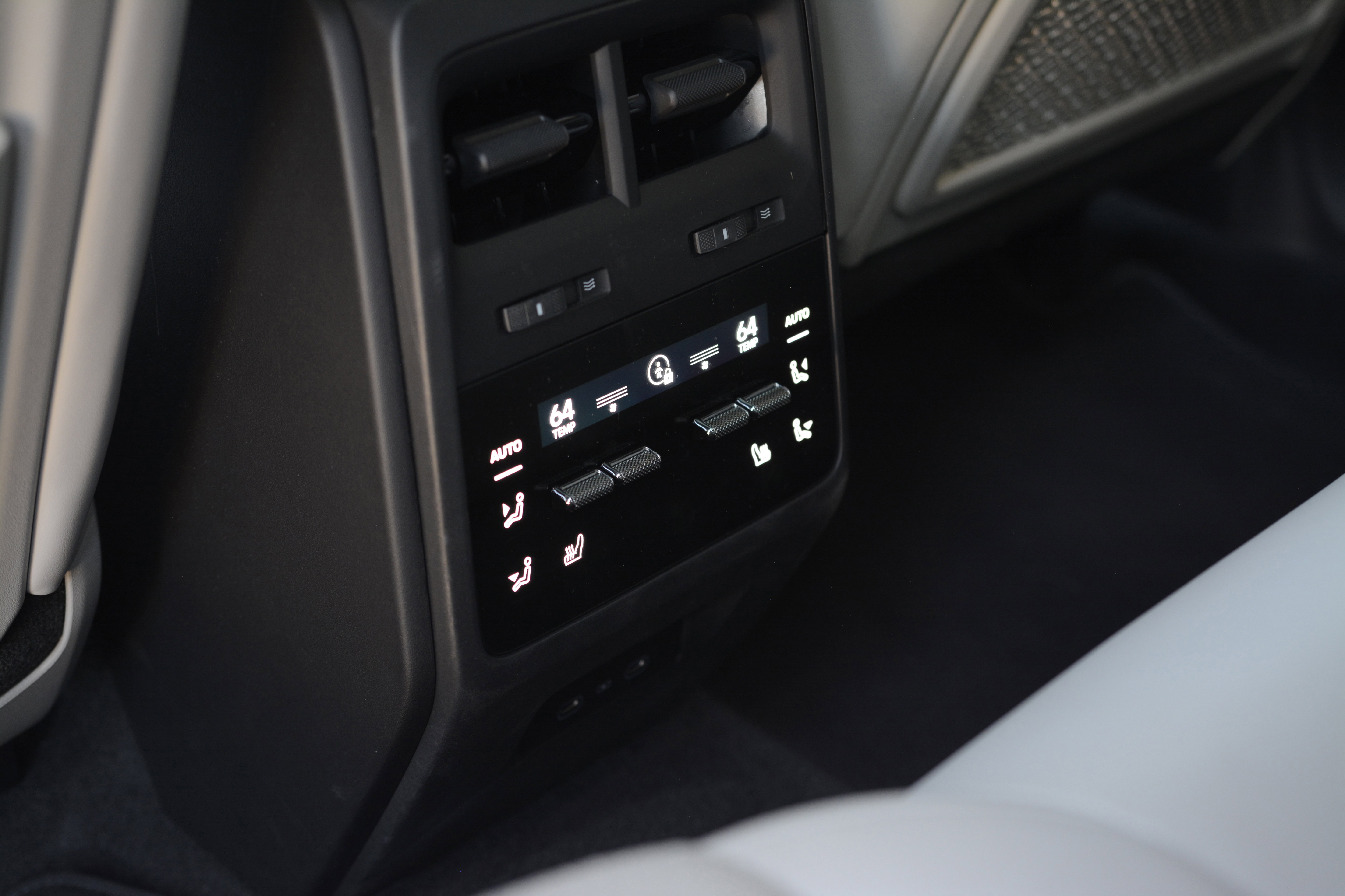 Certified 2025 Porsche Macan 4S Electric AWD/4WD image 31