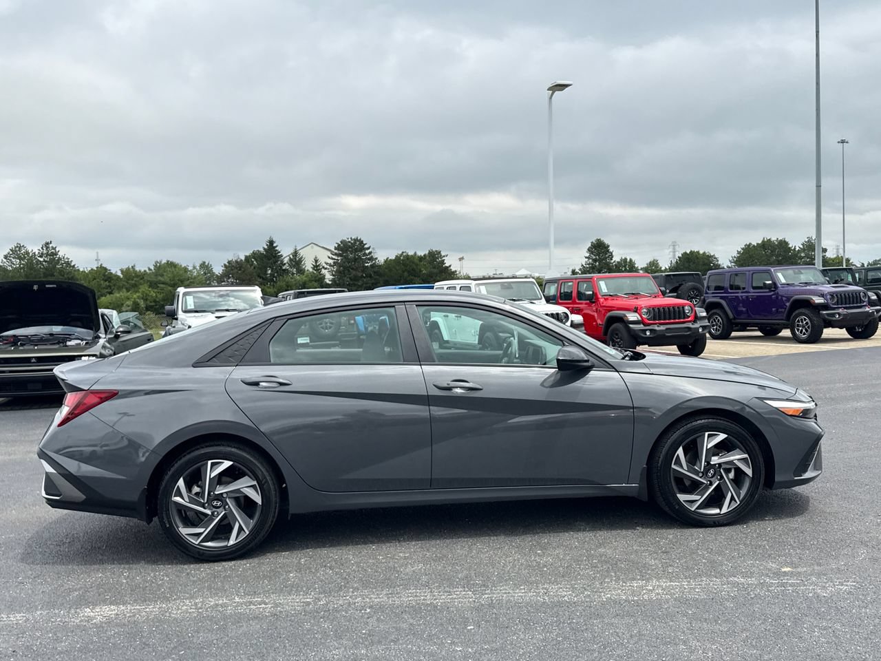 Used 2025 Hyundai Elantra Sport FWD image 2
