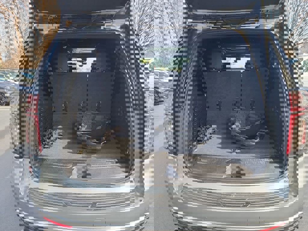 Certified 2023 Chevrolet Suburban High Country image 26