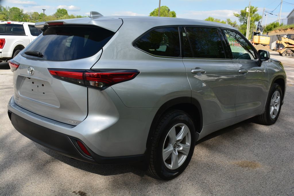 Used 2021 Toyota Highlander L AWD/4WD image 5