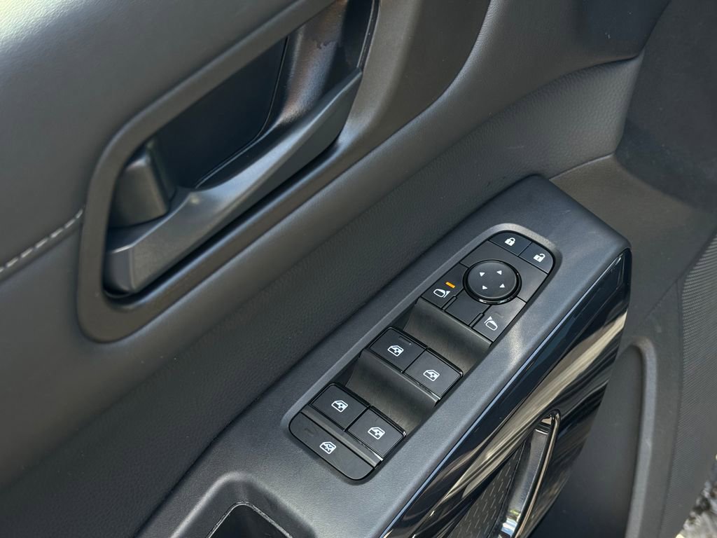 Used 2025 Nissan Pathfinder SV AWD/4WD image 19