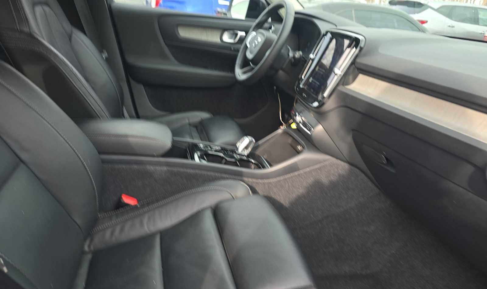 Used 2023 Volvo XC40 B4 Ultimate image 18