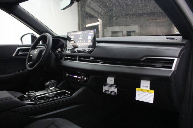 New 2026 Mitsubishi Outlander LE FWD image 13