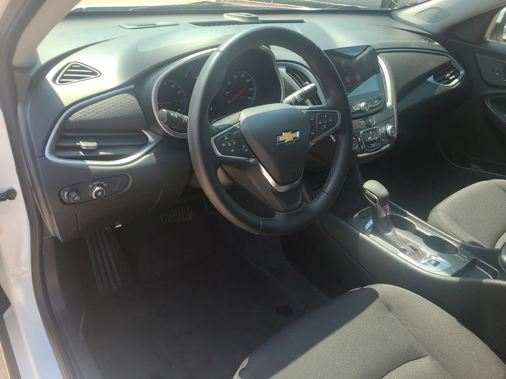 Used 2025 Chevrolet Malibu RS FWD image 15