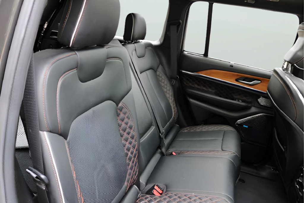 Used 2023 Jeep Grand Cherokee Summit AWD/4WD image 14