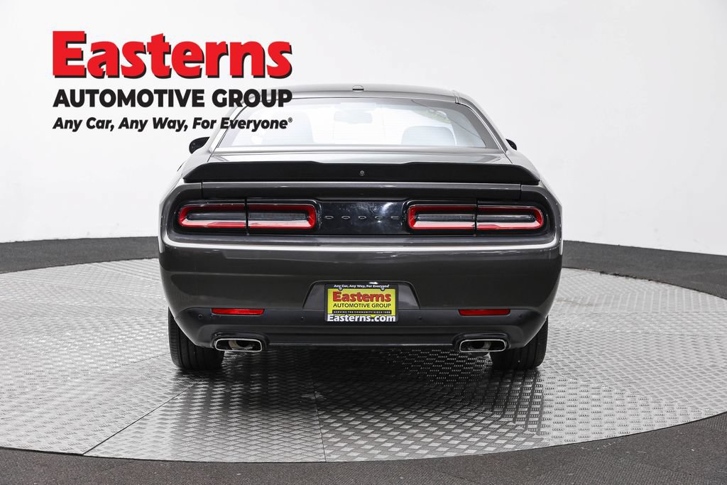 Used 2022 Dodge Challenger SXT w/ Driver Convenience Group RWD image 6