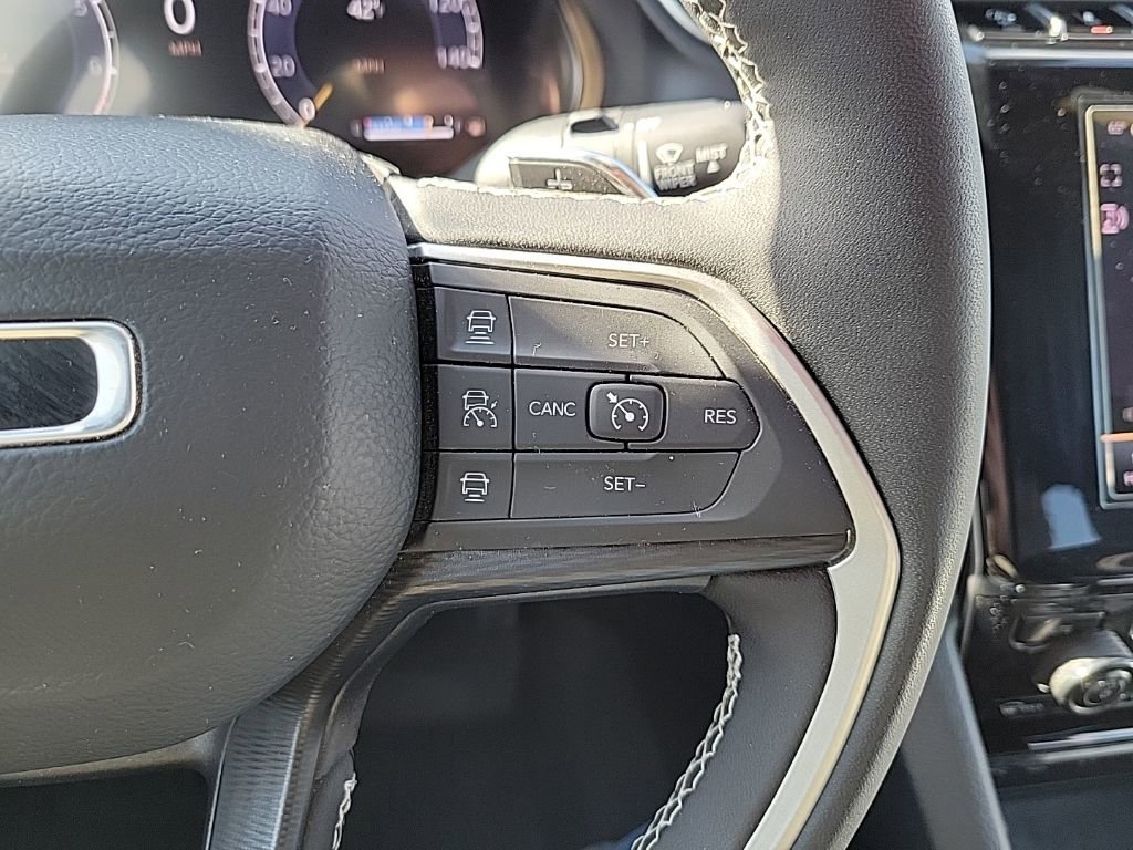 Used 2025 Jeep Grand Cherokee Altitude AWD/4WD image 29