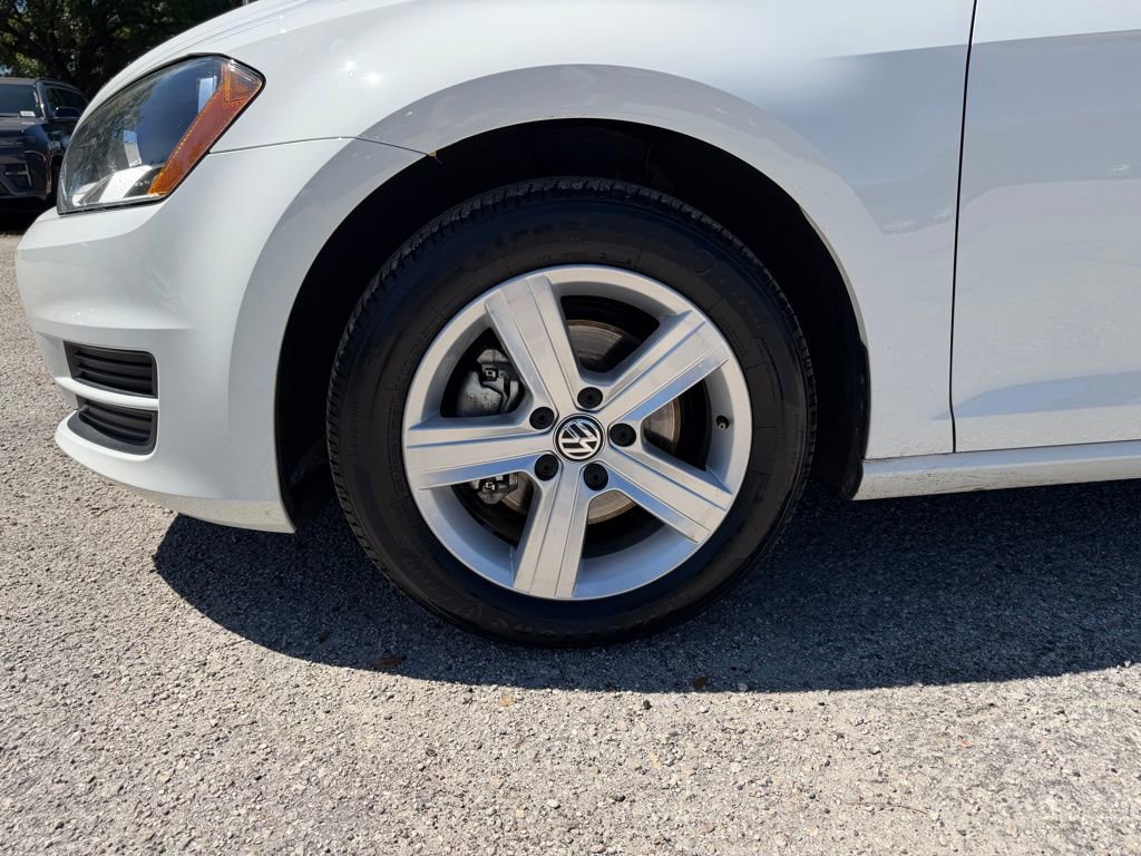 Used 2017 Volkswagen Golf S image 9