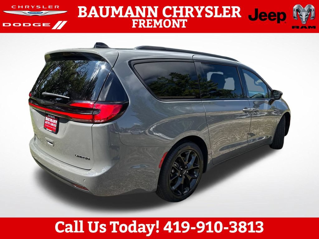 Used 2025 Chrysler Pacifica Limited FWD image 6