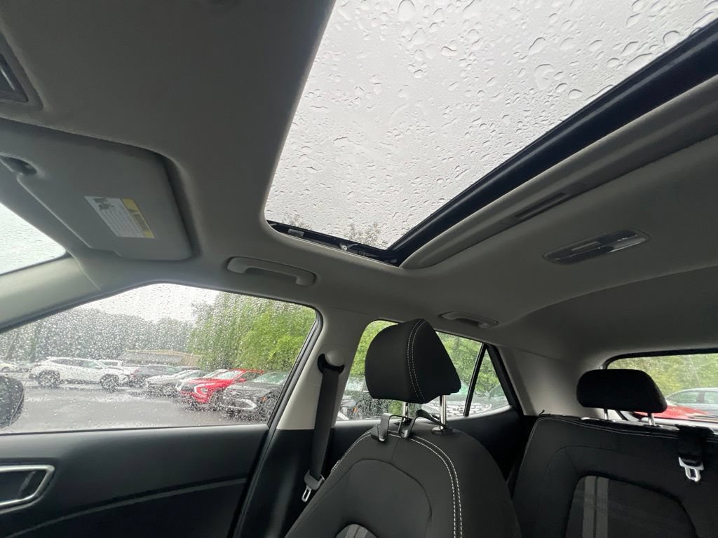 Certified 2024 Hyundai Venue SEL FWD image 15