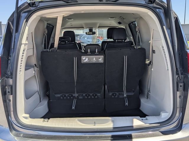 Used 2019 Chrysler Pacifica Touring-L FWD image 13