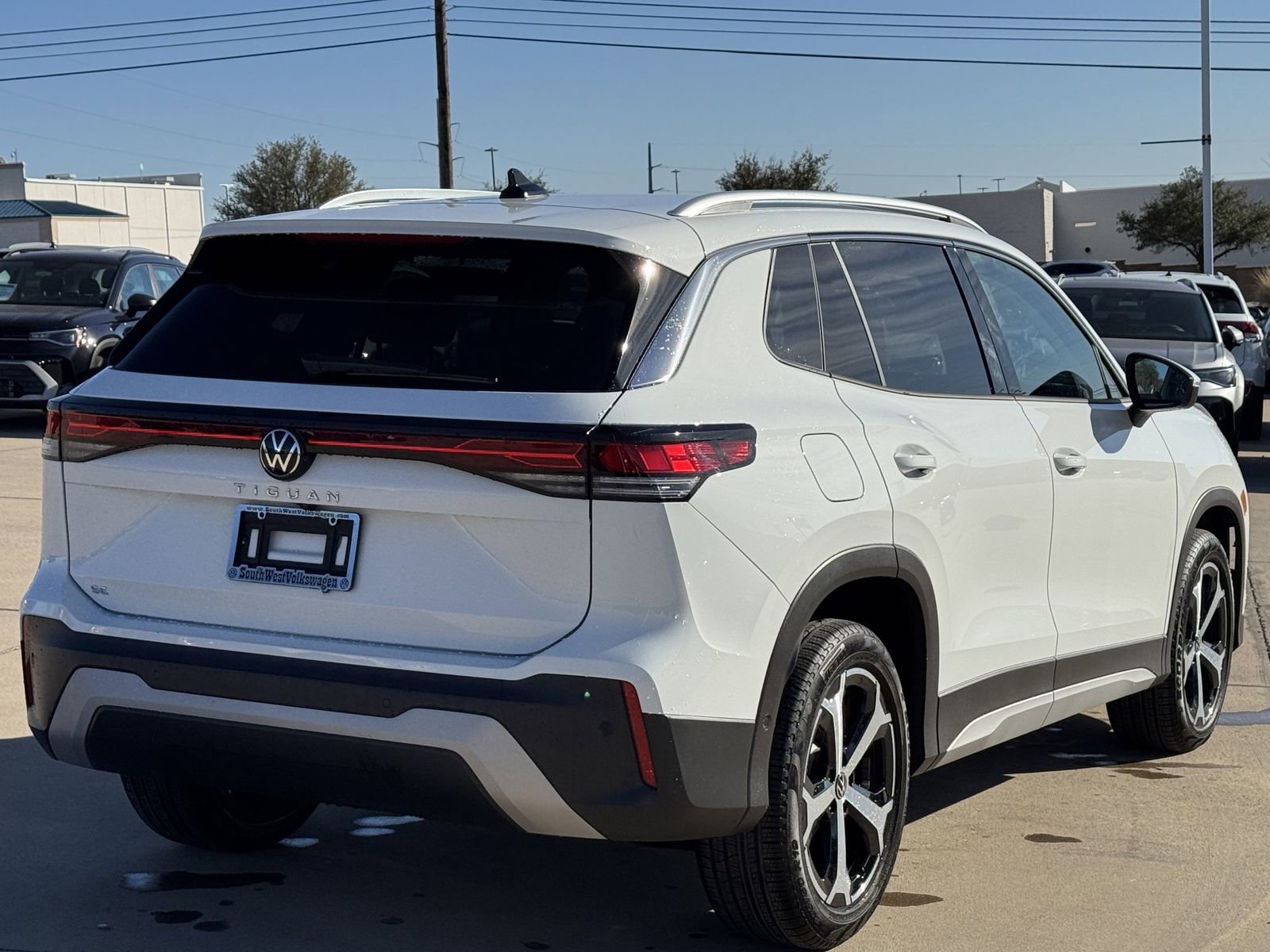 Used 2025 Volkswagen Tiguan SE image 4