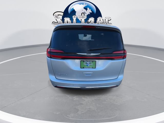 Used 2024 Chrysler Pacifica Touring-L image 8