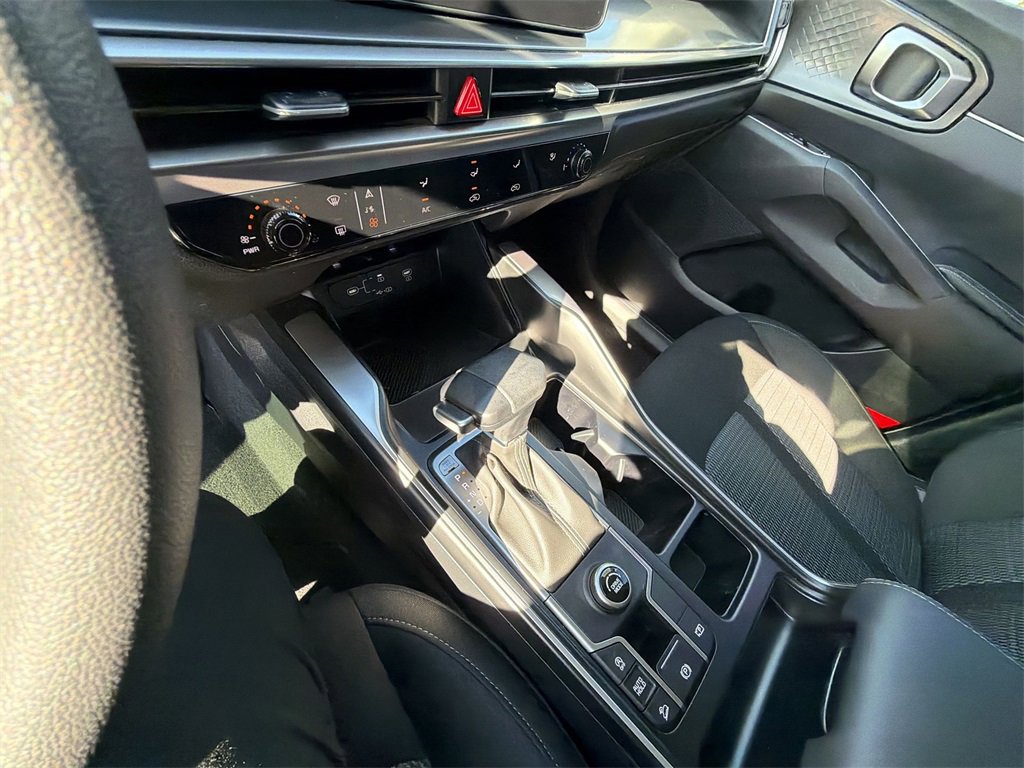 Used 2025 Kia Sorento LX image 18