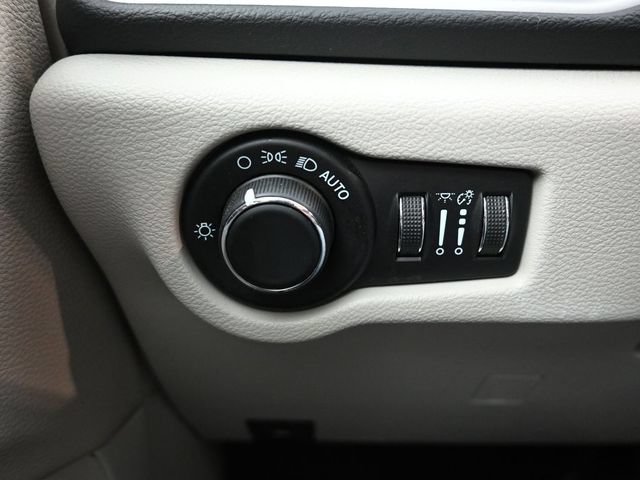 Used 2023 Chrysler Voyager LX FWD image 18