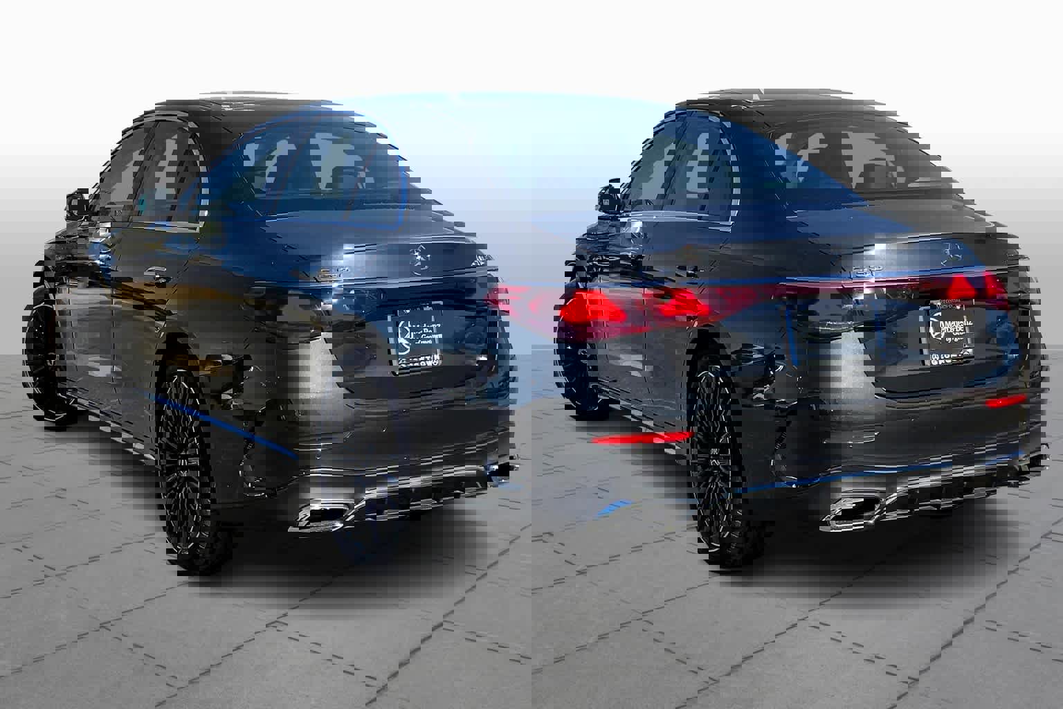 Used 2025 Mercedes-Benz E 350 4MATIC Sedan image 4