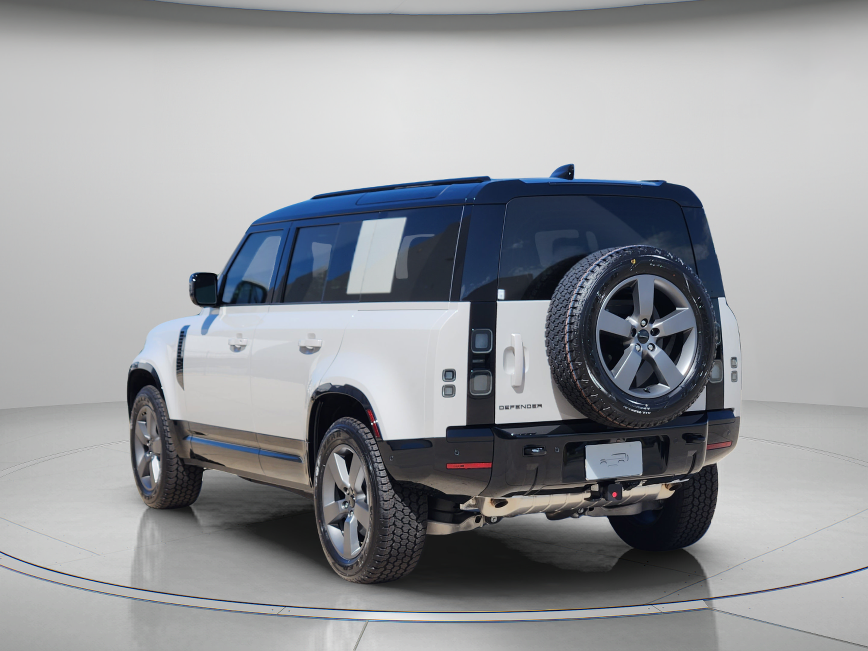 New 2026 Land Rover Defender 110 X-Dynamic SE AWD/4WD image 3