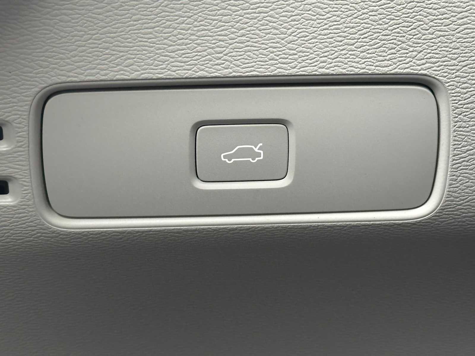 New 2026 Volvo XC40 B5 Ultra w/ Climate Package image 32