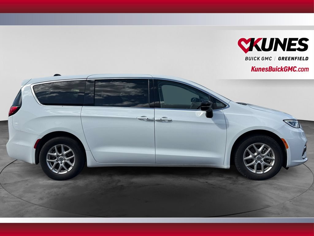 Used 2024 Chrysler Pacifica Touring-L FWD image 12