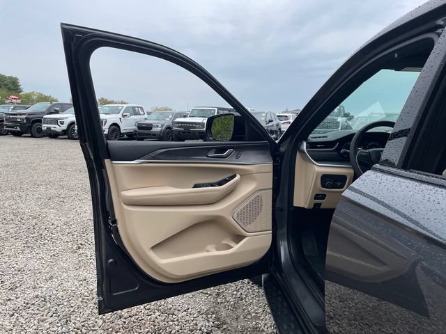 Used 2025 Jeep Grand Cherokee L Limited w/ Black Appearance Package AWD/4WD image 26
