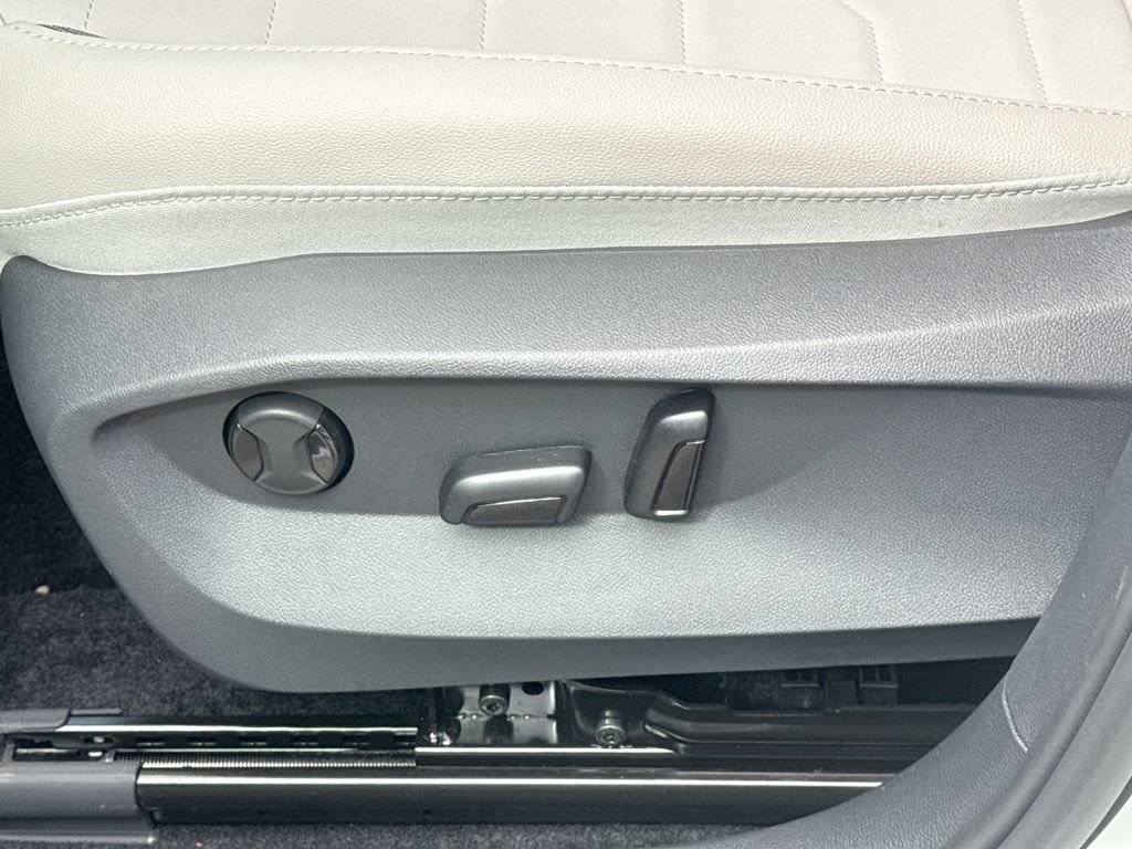 New 2026 Volkswagen Taos SE FWD image 14