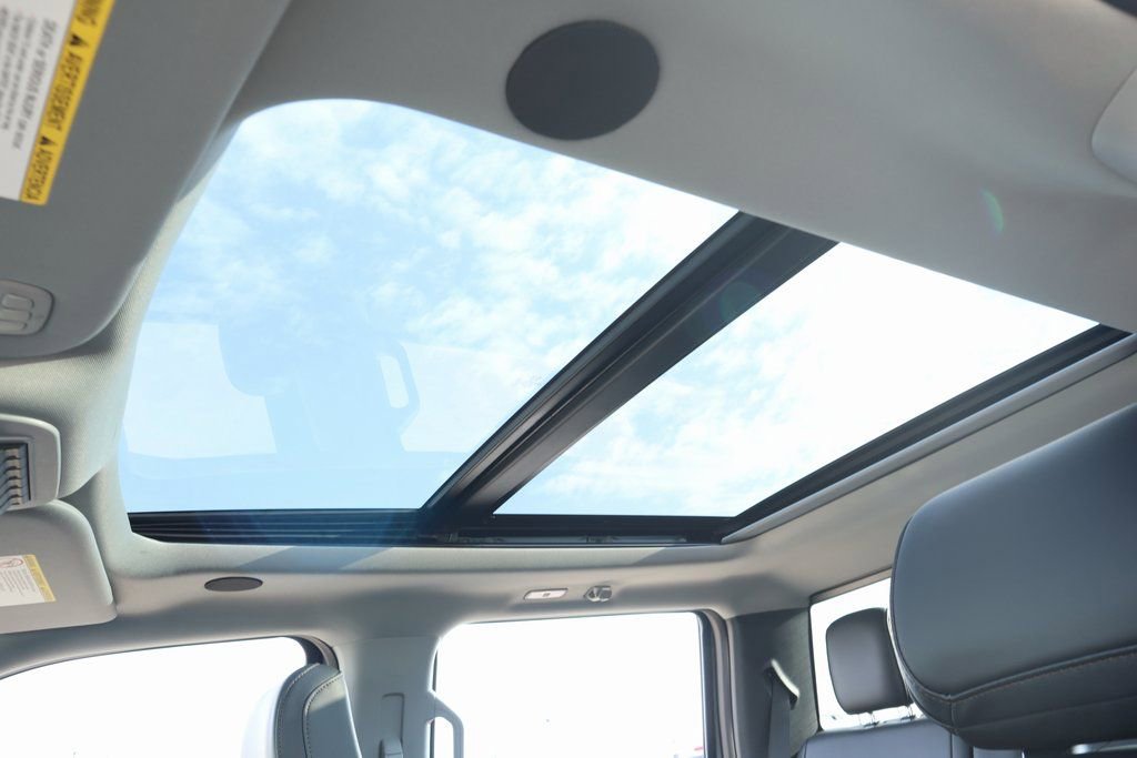 New 2026 Ford F250 Lariat w/ Black Appearance Package image 18