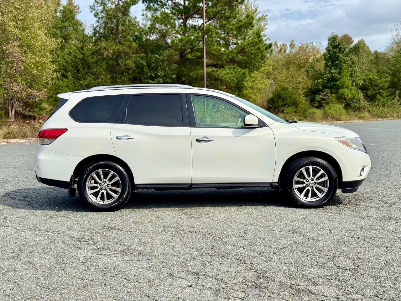 Used 2014 Nissan Pathfinder SV image 9