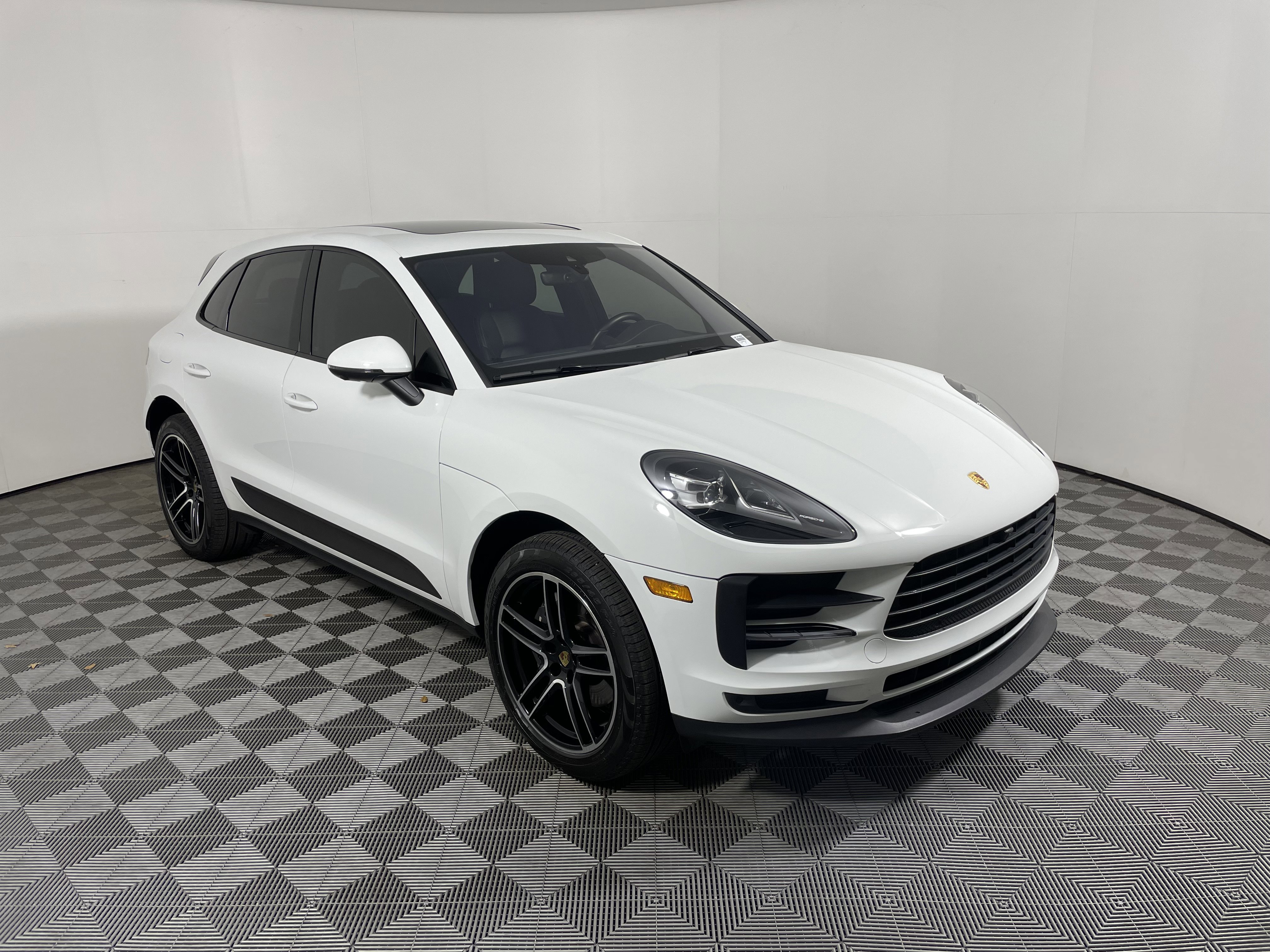 Certified 2021 Porsche Macan image 9