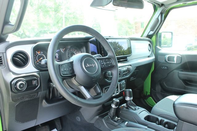 Used 2025 Jeep Wrangler Sport AWD/4WD image 15