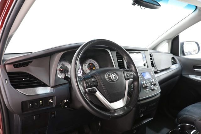 Used 2017 Toyota Sienna SE w/ SE Preferred Package FWD image 13