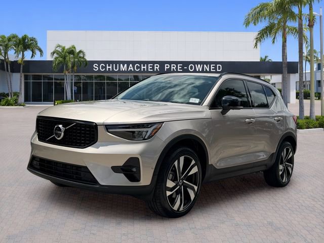 Used 2024 Volvo XC40 B5 Plus w/ Protection Package Premier AWD/4WD image 3