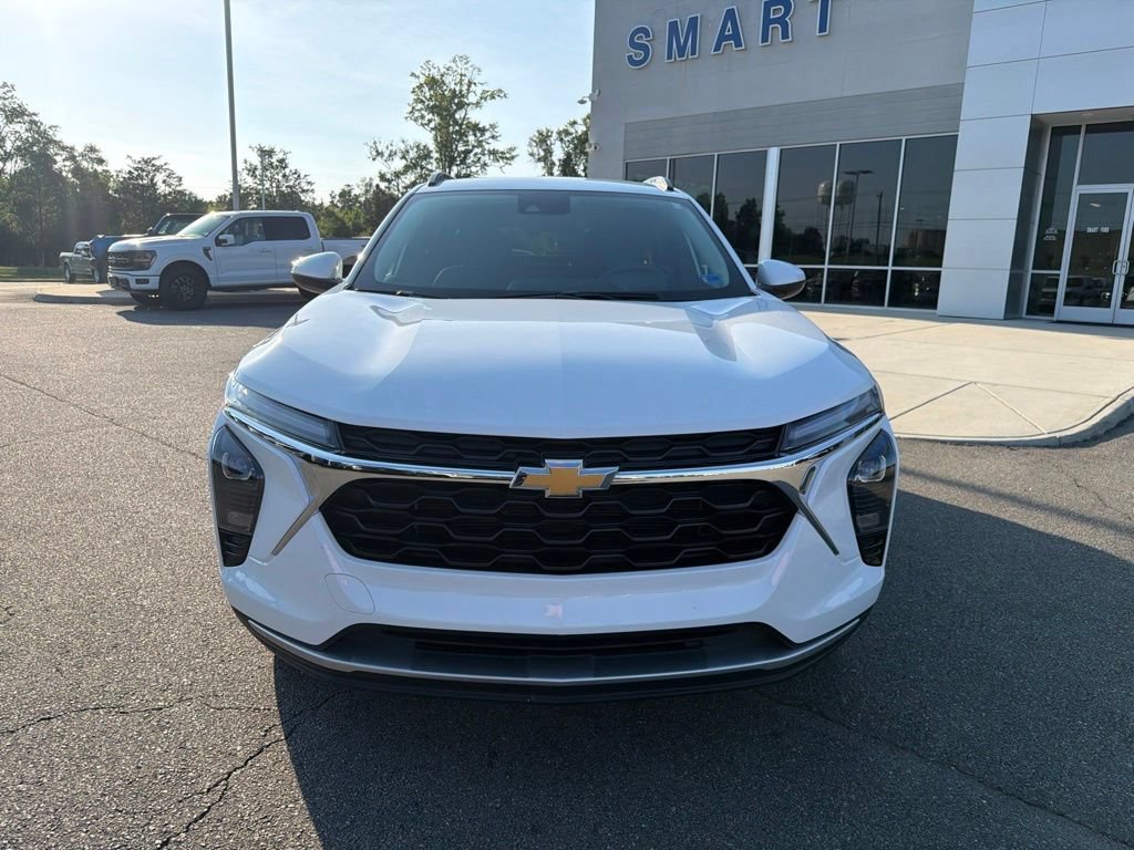 Used 2025 Chevrolet Trax LT FWD image 9