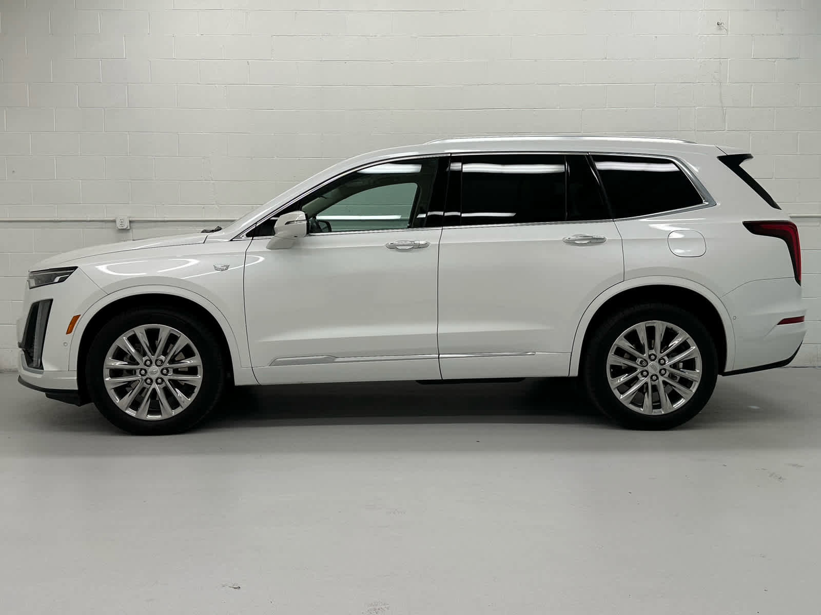 Used 2023 Cadillac XT6 Premium Luxury w/ Technology Package image 3