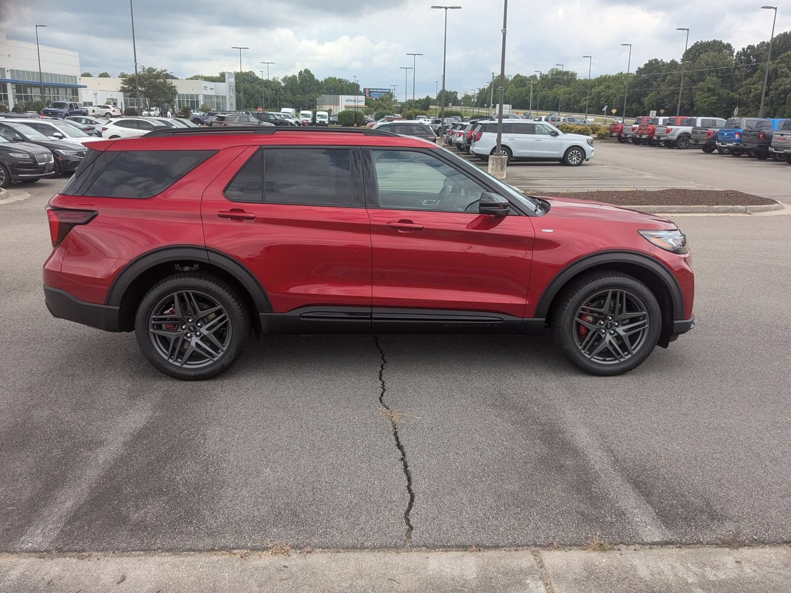 New 2026 Ford Explorer ST-Line w/ ST-Line Street Pack AWD/4WD image 2