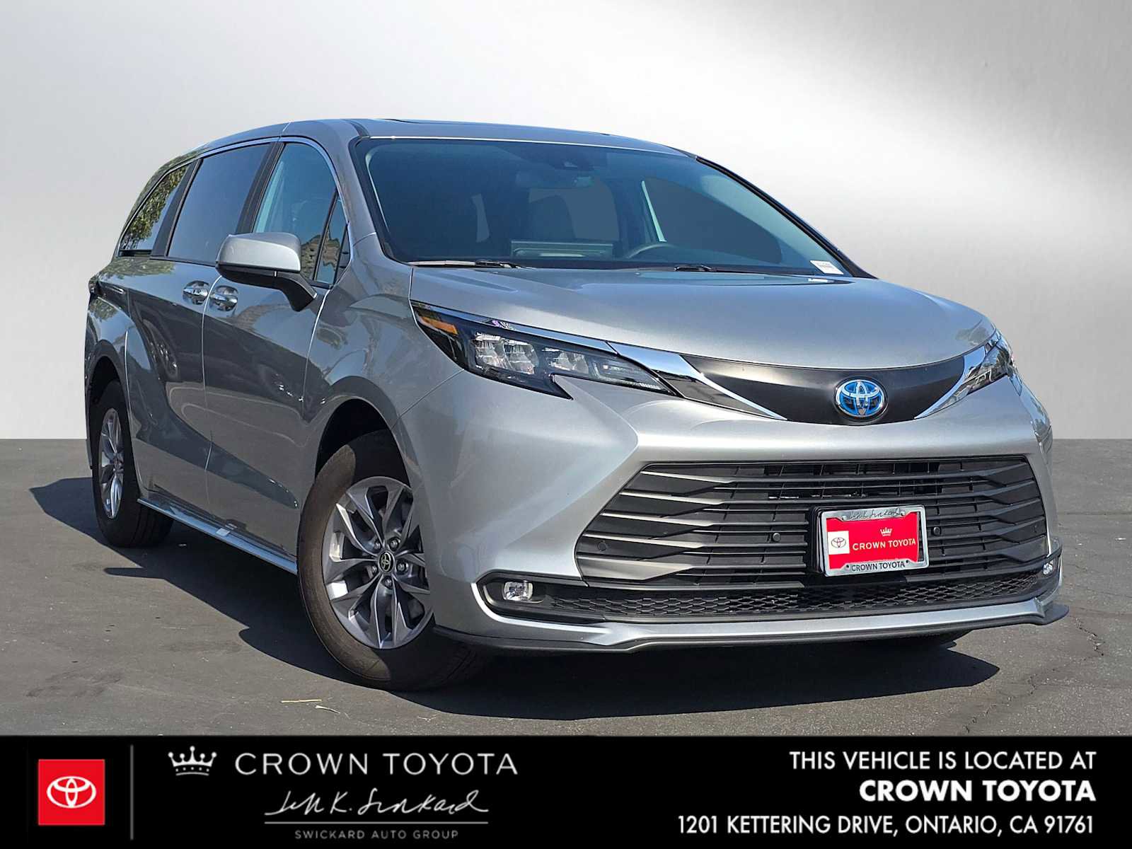 Certified 2025 Toyota Sienna XLE FWD image 1