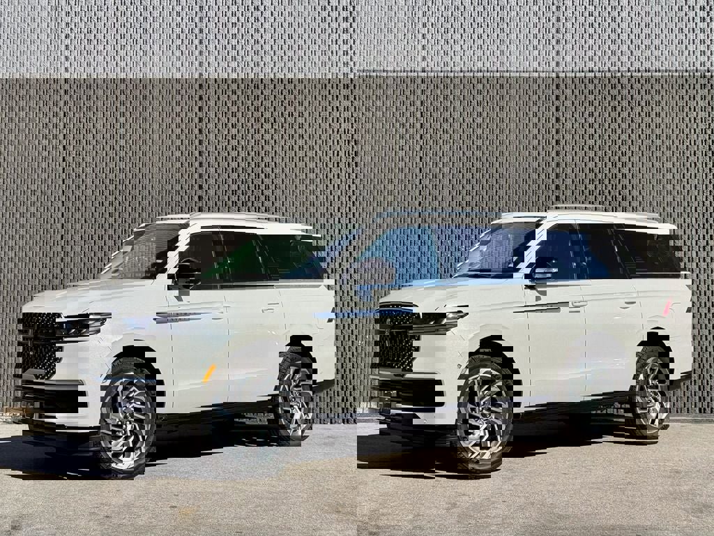 New 2025 Lincoln Navigator L Reserve image 2