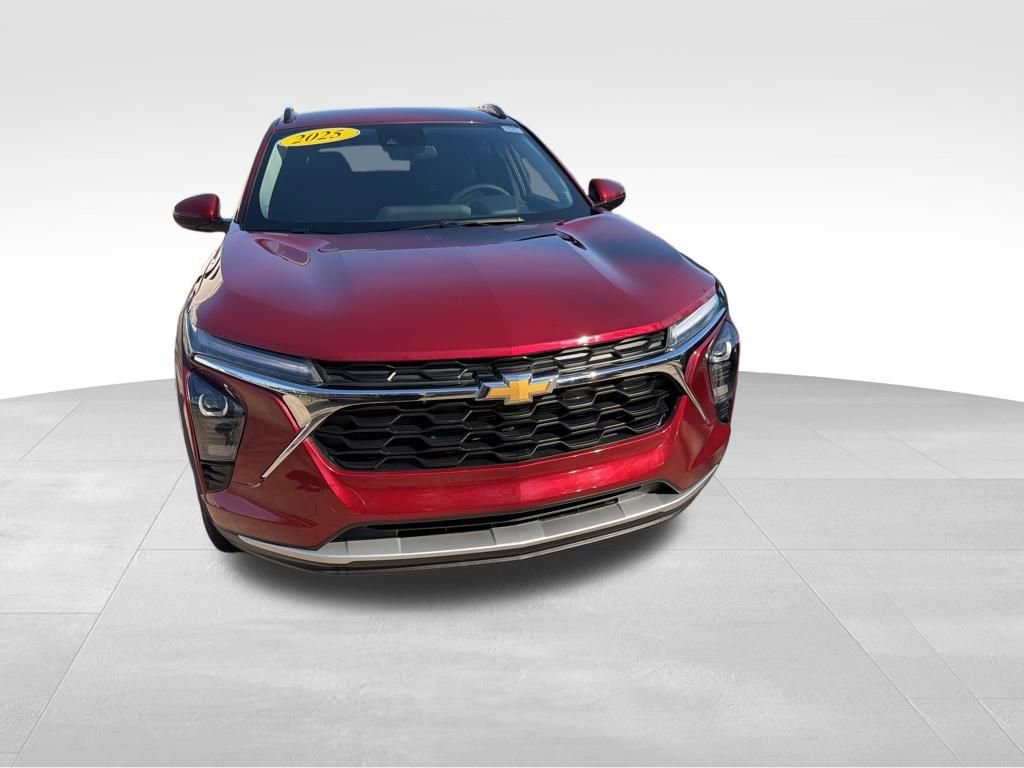 Used 2025 Chevrolet Trax LT image 3